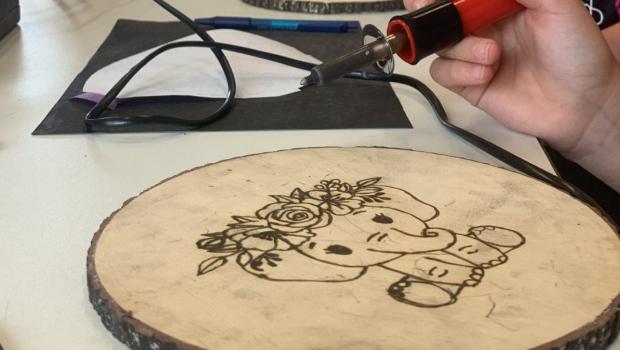 Pyrografie: schilderen met vuur (10 - 14 jaar) © Google